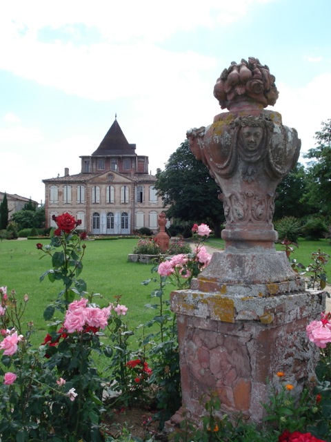 vue depuis l'entrée du Château de Larra